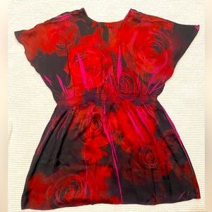 Evolution Ladies Sz 2X Red roses on dark background top. Soft silky feel.